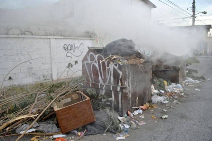 Jóvenes de Monclova por diversión queman contenedores de basura 