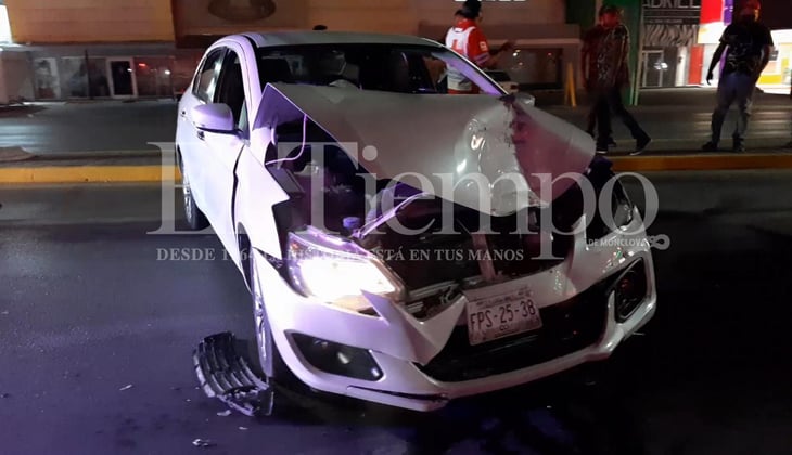 Conductor invade carril y destroza automóvil en Monclova