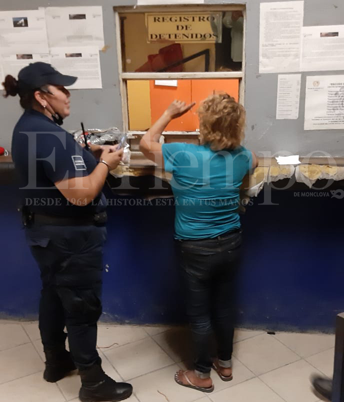 Mujer entra a cantina para ver quién le regalaba cervezas en Monclova