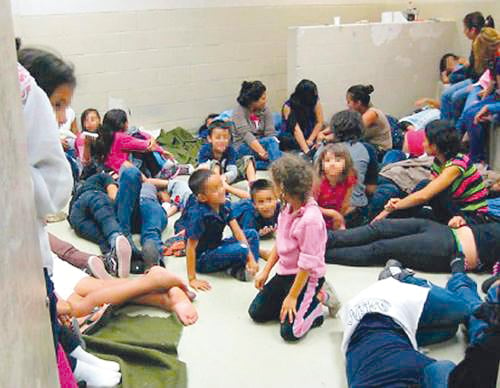 Menores migrantes denuncian maltratos en albergues de Texas