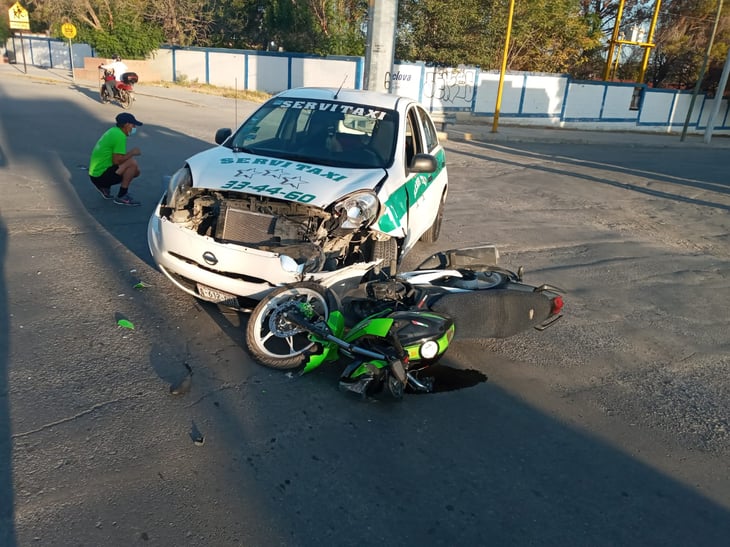 Taxista arrolla brutalmente a motociclista en Monclova 