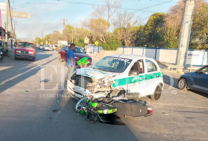 Taxista manda “volar” a motociclista en Monclova