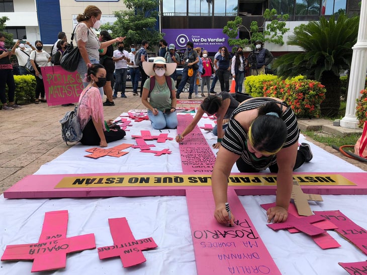 Activistas pintan cruces rosas por feminicidios en Sinaloa