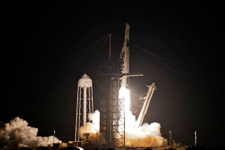 Cápsula de SpaceX despega en EU con la primera misión de civiles al espacio