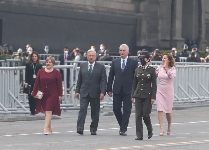 Presidente de Cuba acompaña AMLO en el desfile militar