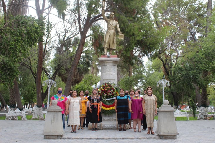 Montan guardia de honor en monumento al cura Hidalgo  