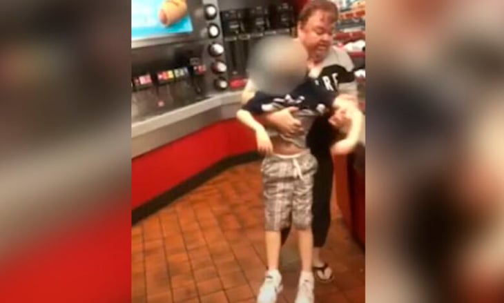 Captan en video a madre cuando arroja al suelo a su hijo con autismo