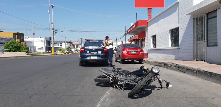 Motociclista termina herido al impactarse contra automóvil 