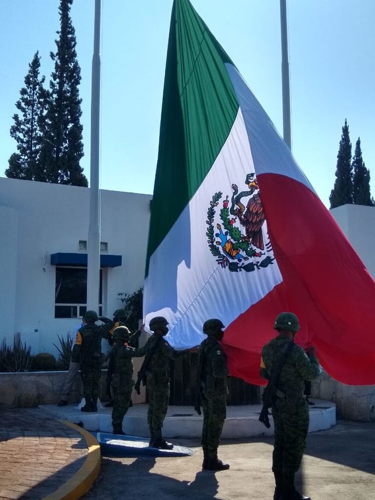 Personal del 105 Batallón iza bandera Nacional en Maxion
