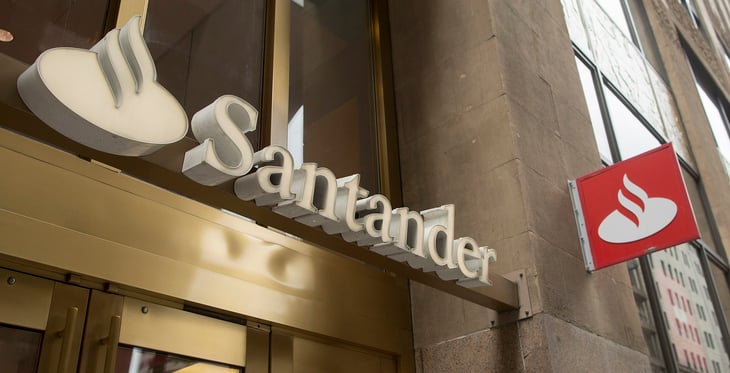 Santander restablece servicio tras falla en cajeros automáticos
