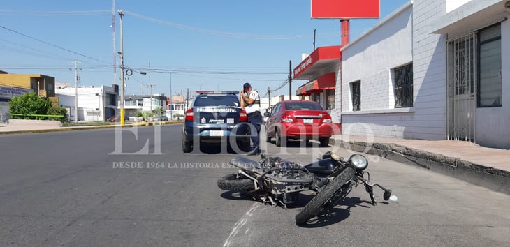 Motociclista es derribado por un automóvil en Monclova