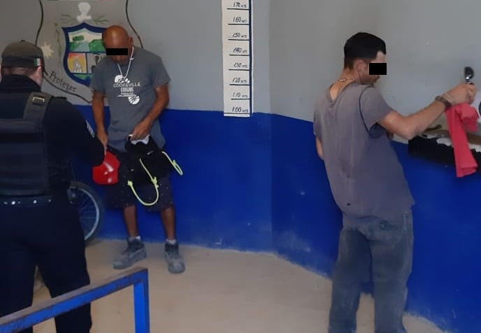 Preventivos detienen a dos por drogarse en vía publica de Monclova 