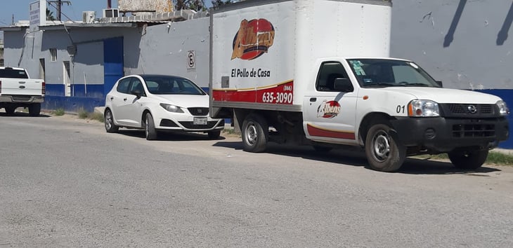 Camioneta que vende pollo le pegan por atrás en Monclova 