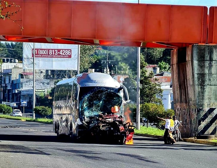 Autobús turístico embiste varios autos; deja 2 muertos en Xalapa