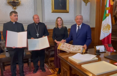 Recibe AMLO Códice y carta del Papa Francisco por la Independencia