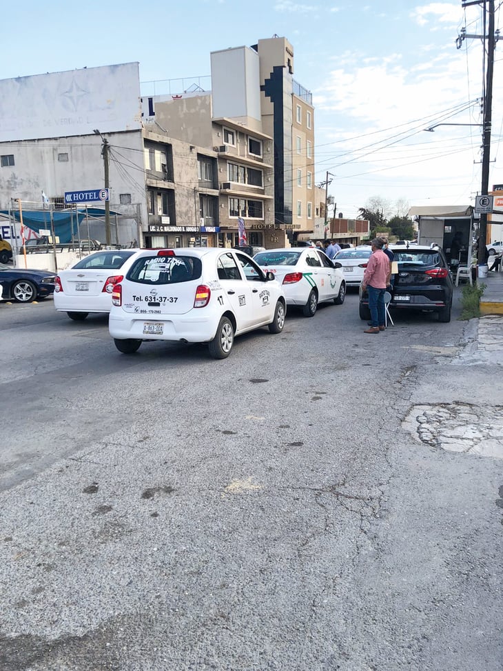 Taxis son revisados para que no suban pasajeros extras en Monclova 