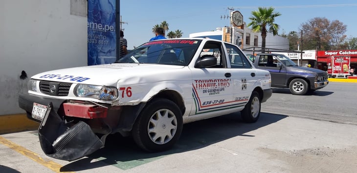 Camioneta se le atraviesa a taxi y provoca accidente en Monclova 
