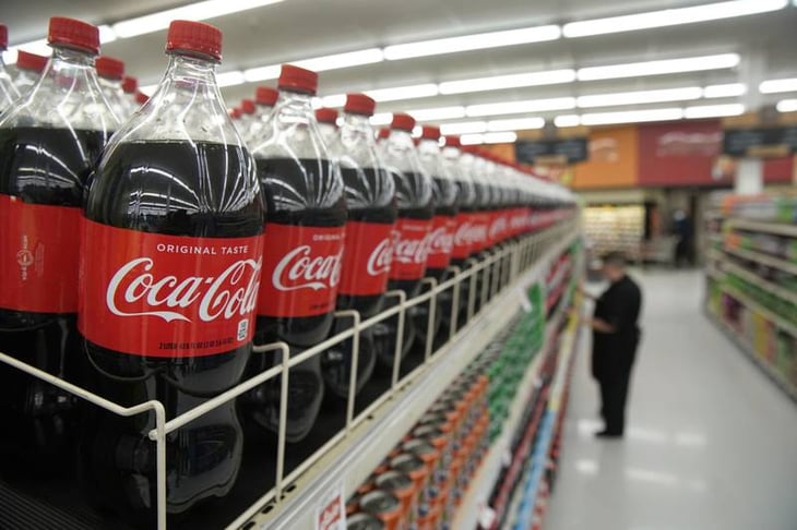 Hombre muere tras beber 1.5 litros de Coca-Cola en solo 10 minutos
