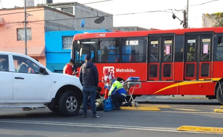 Camioneta embiste a repartidor en moto y Metrobús lo atropella en GAM