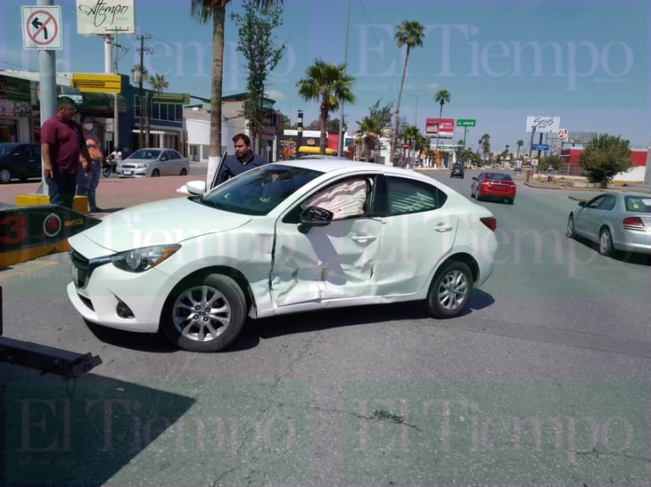 Dos automóviles participan en fuerte accidente en Monclova