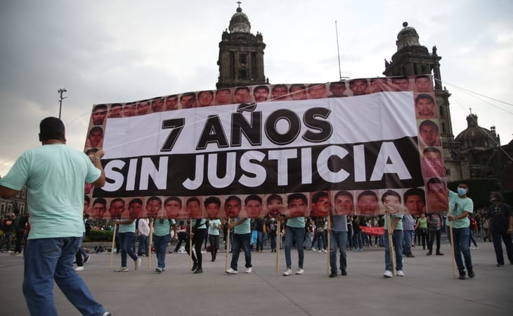 Padres de normalistas llegan al Zócalo a 7 años de su desaparición