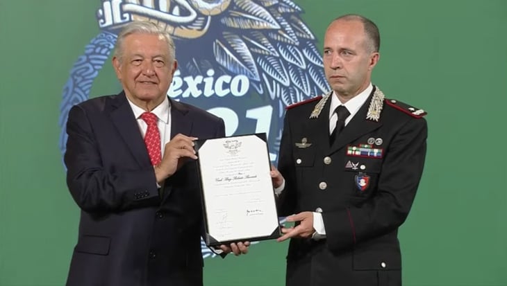 AMLO entrega condecoración a comandante de carabineros de Italia