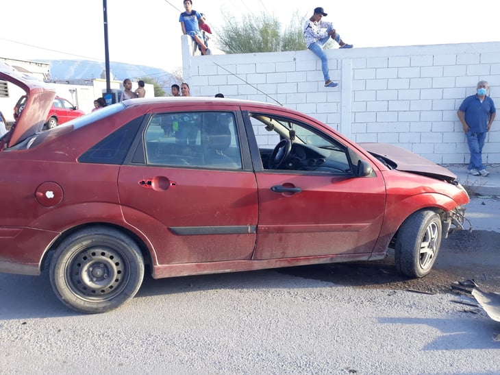 Dos automóviles chocan de frente y terminan destrozados en Monclova 