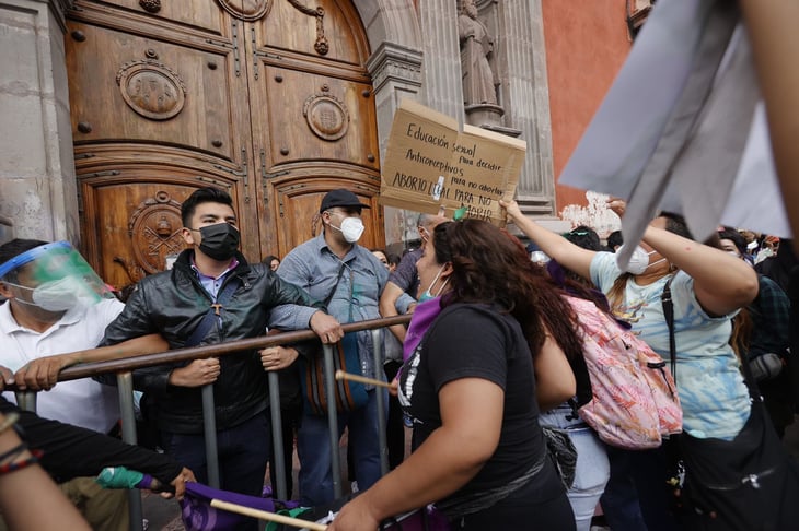 Feministas en Querétaro enfrentan a grupo provida