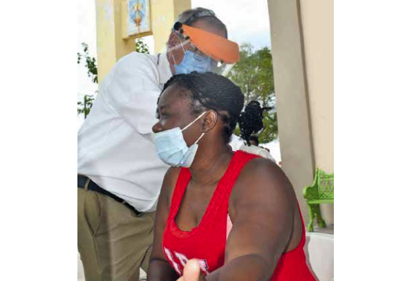 Haitianos reciben vacuna triple viral y antitetánica en Frontera 