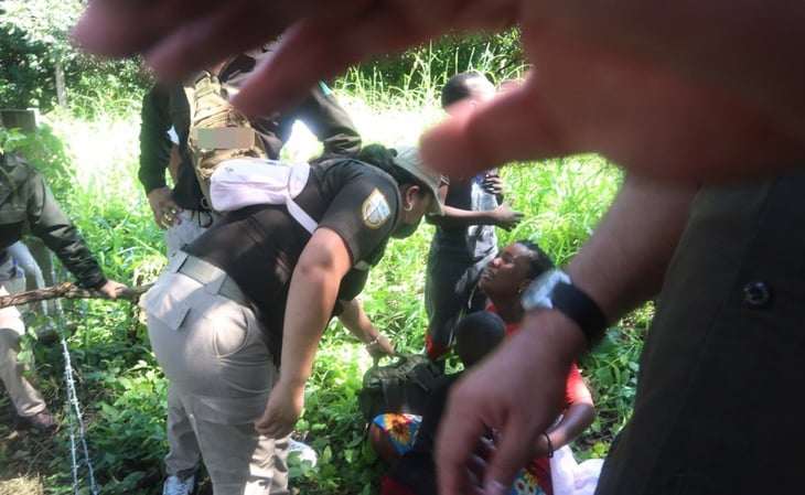 Migrantes haitianos agreden a golpes a personal de enlace con la Aduana Americana