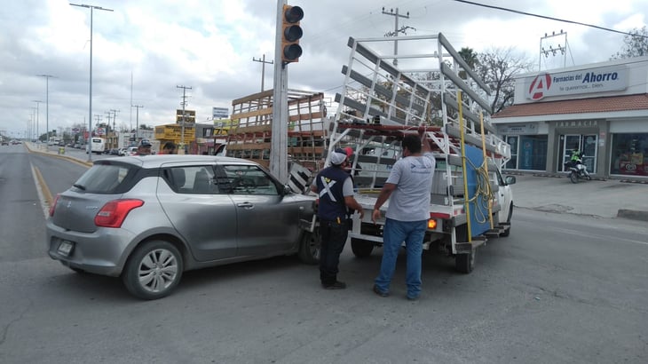 Dos automóviles ocasionan accidente en el San José de Monclova 