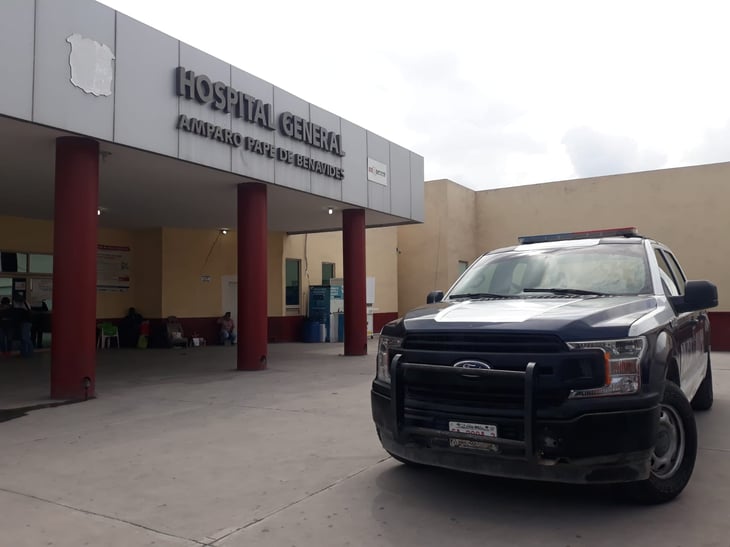 Un detenido es llevado de las celdas de Frontera al hospital