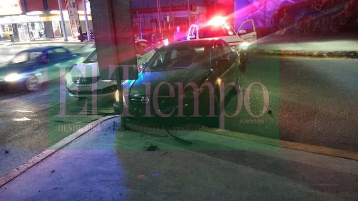 Automóvil termina destrozado al chocar contra camellón central de Monclova