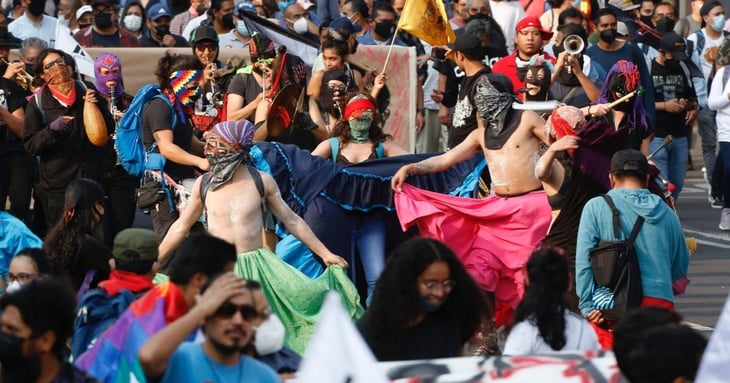 Miles de mexicanos marchan pidiendo justicia por masacre de Tlatelolco del 68