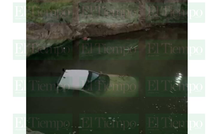 Una camioneta terminó en lo más profundo del río Monclova 