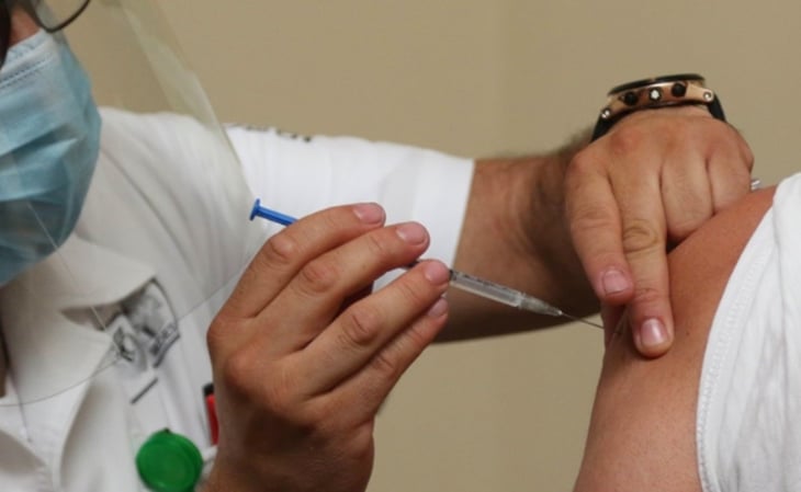 Rezagados de la vacuna Sinovac recibirán la segunda dosis el próximo viernes