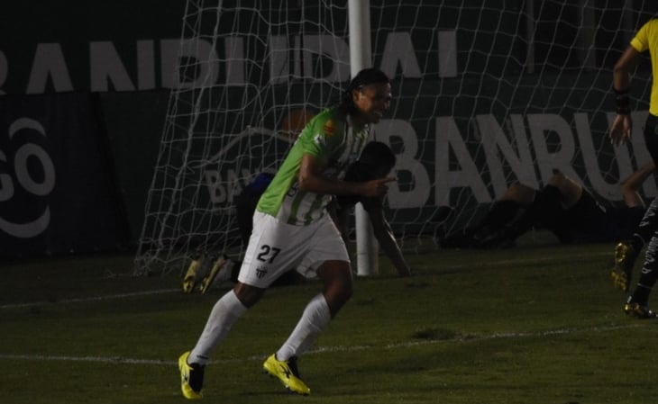 Carlos 'Gullit' Peña marca doblete en la goleada del Antigua GFC
