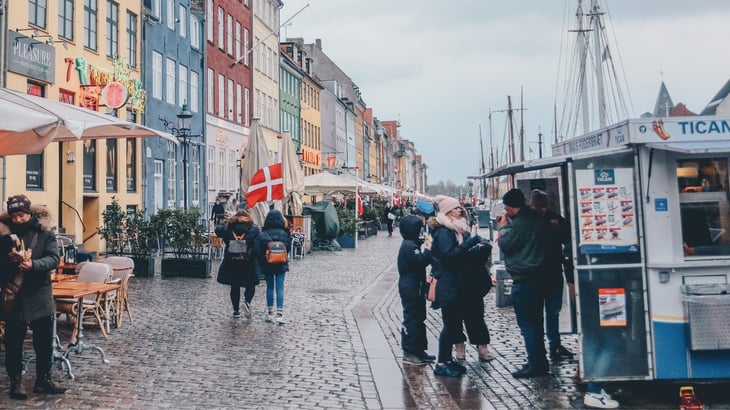 Dinamarca, primer país europeo en poner fin al Covid