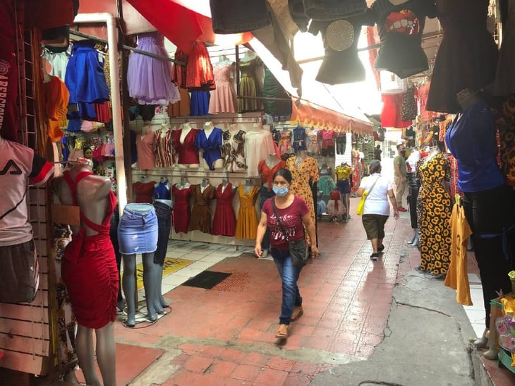 Mujeres compran ropa por internet, ha afectado la economía local en Monclova 
