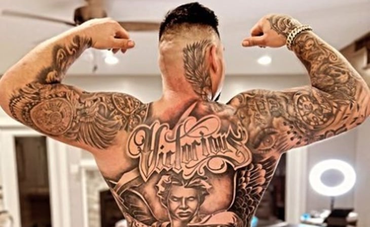 Andy Ruiz presume tatuaje que le cubre espalda hasta los glúteos