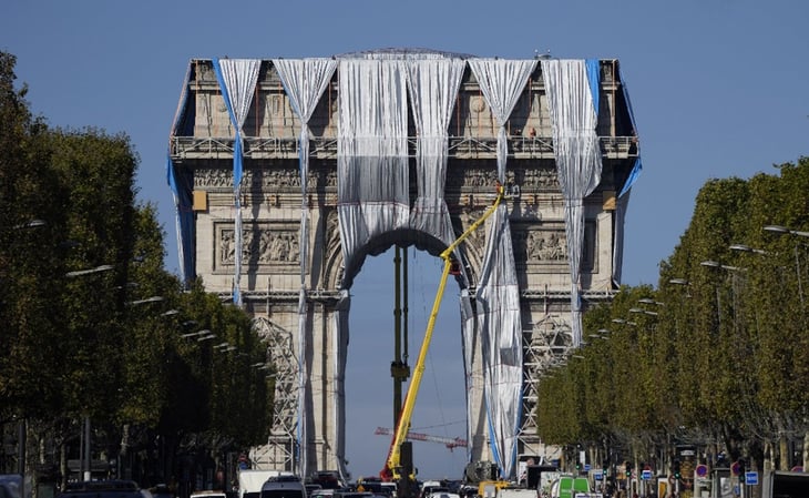 Desenvuelven obra de Christo y Jeanne Claude en el Arco de Triunfo