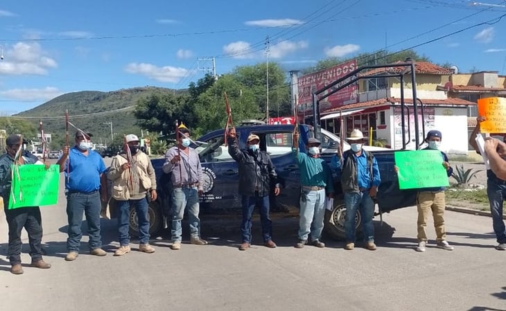 Comunidad de San Martín Peras bloquea carretera a Oaxaca