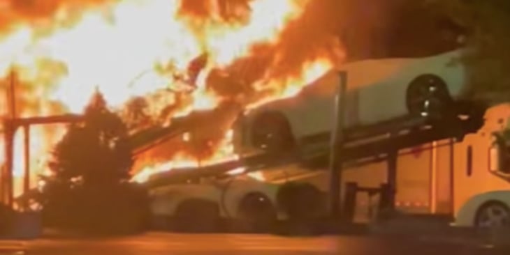 Camión que transportaba varios Corvette C8 se incendia en EU