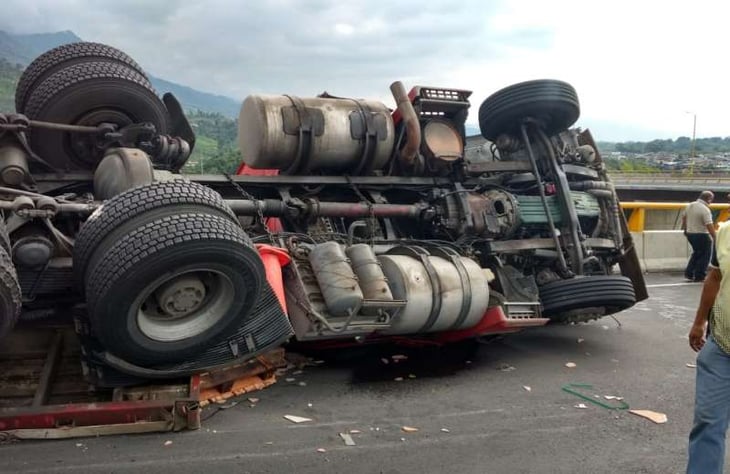 Dos muertos deja fatal accidente con camión carbonero en el entronque Allende-Morelos sobre la 57