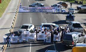 Vecinos bloquean la carretera México-Pachuca