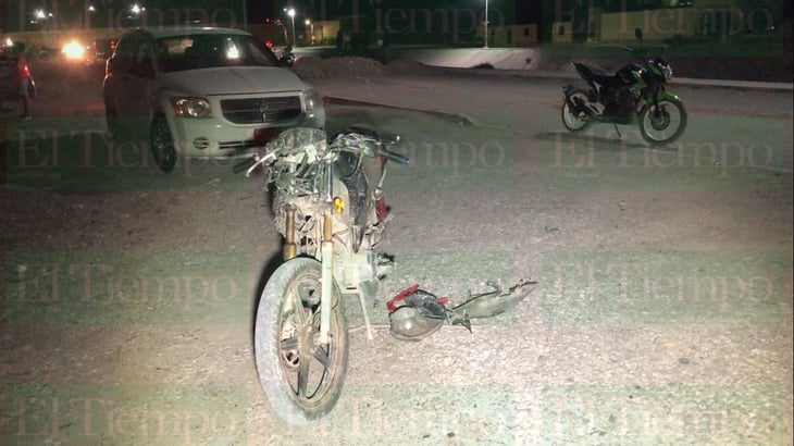 Motociclista se estrella contra bordo de tierra en Monclova