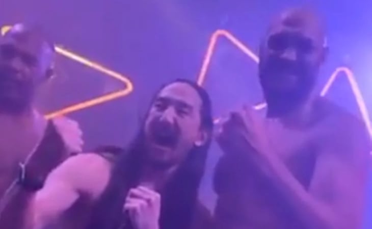 Tyson Fury festeja su triunfo con el DJ Steve Aoki