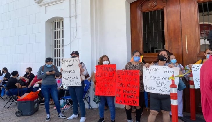 Policías jubilados y viudas bloquean palacio municipal de Culiacán