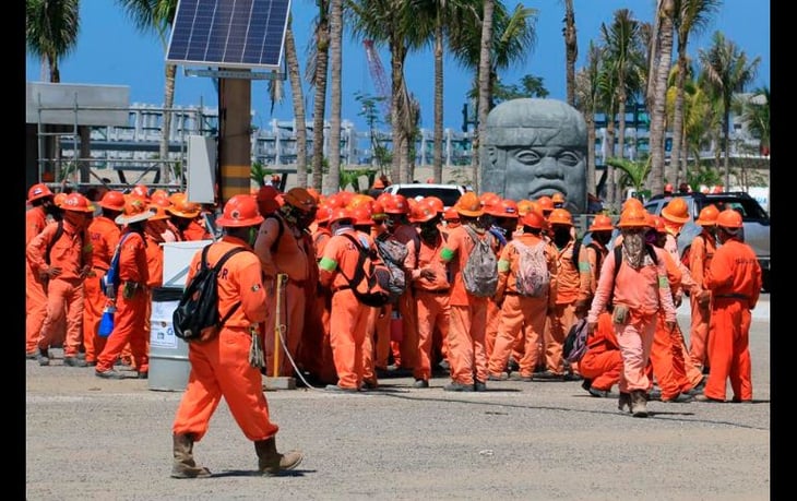 Trabajadores realizan paro de labores en refinería de Dos Bocas