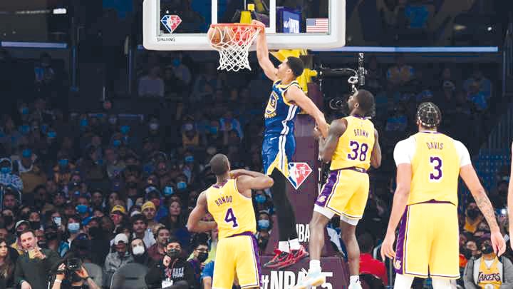 Los Angeles Lakers debutan a su Big Three de LeBron en su primer juego de pretemporada